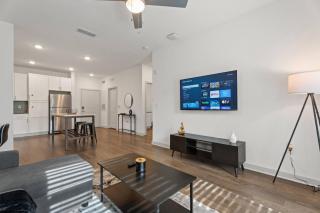 Spacious 1 BR Apt|King Bed| Pool|Gym|Clse 2 Beach. - 4