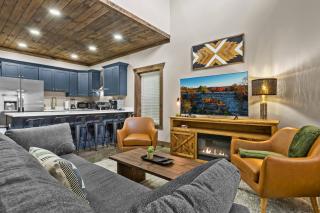 Sleeps 24/ 4 Kitchens / 4 Hot Tubs / 4 Firepits - 5