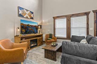 Sleeps 24/ 4 Kitchens / 4 Hot Tubs / 4 Firepits - 3