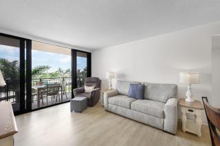 Inviting beachfront condo with large balcony and pool - Marco Island - 8