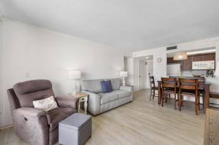 Inviting beachfront condo with large balcony and pool - Marco Island - 6