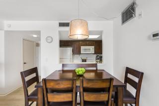 Inviting beachfront condo with large balcony and pool - Marco Island - 2