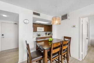 Inviting beachfront condo with large balcony and pool - Marco Island - 1