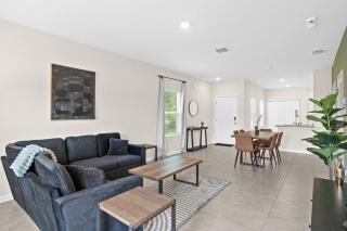 Large 3BR Townhome| Pool | Gym | Close to Beach. - 0