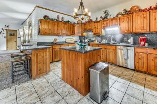 Spacious Alto House on 8 Private Acres with Hot Tub! - 2