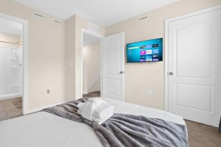 Chic 2BR Townhome close to Downtown and Beaches. - 9