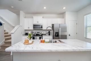 Modern 2 BR Townhome | Close 2 Beach. - 7
