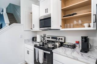 Modern 2 BR Townhome | Close 2 Beach. - 2