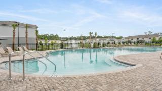 Luxury 3BR Townhome | Pool | Gym | Close 2 Beach. - 4