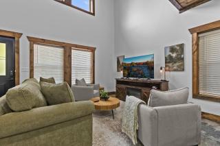 New Barn/ Sleeps 12/ 2 Hot Tubs/ EV Charger - 7