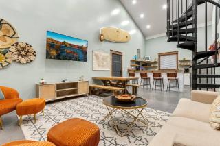 New Barndo/King Beds/Hot Tub/Ample Level Parking - 0