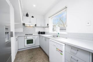 Leafy 3BR Kensington Escape with Park Views and Parking - 7