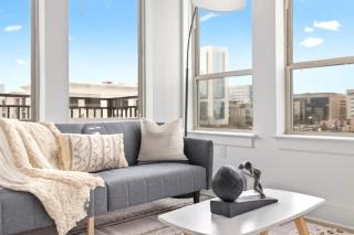 Upscale 2BR Near Regions Field n Park - 9
