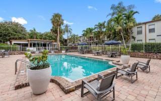 Contemporary 2BR Stay - Pool and Gym and Grill Area - 5