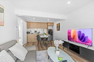 Spacious Studio Twin Q Beds Sleep 4 Budget Friendly - 8