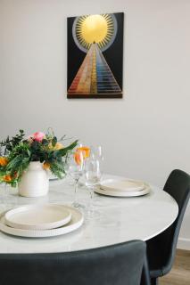 Spacious Studio Twin Q Beds Sleep 4 Budget Friendly - 5