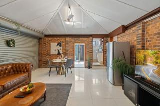 Urban Comfort Cozy and Convenient with a Shared Pool - 6