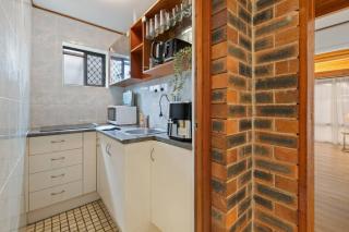 Urban Comfort Cozy and Convenient with a Shared Pool - 5