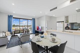 Stylish Apt with Balcony Easy Access to Everywhere - 8