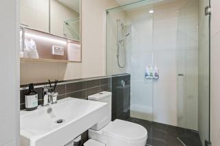 Stylish Apt with Balcony Easy Access to Everywhere - 4