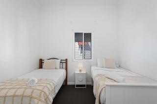 Stylish Escape with Balcony near RBWH and CBD - 4