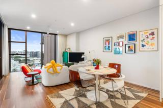 Stylish Studio Twin Q Beds Sleep 4 Budget Friendly - 7