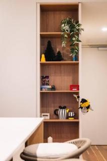 Stylish Studio Twin Q Beds Sleep 4 Budget Friendly - 4