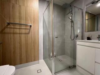 Private Spacious Studio King Bed Walk to Hubs - 6