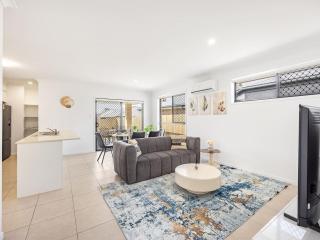 Bright Serenity Family Comfort near Parks and Shops - 4