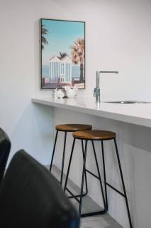 Stylish Escape 2 Ensuites plus Balcony near Shops - 5