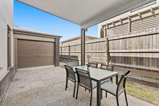 Modern Comfort Patio and Workstation with Garage - 6