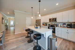 Walk to Beach Group Getaway in Coastal Virginia - 4