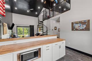 New Barn/King Beds/Hot Tub/Spacious Level Parking - 3