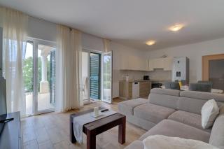 Villa Mia - 3-Bedroom Apartment with Full Terrace & Privacy - 4