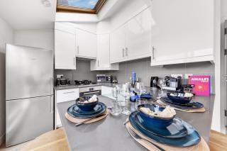 Charming Kensington Retreat - 7