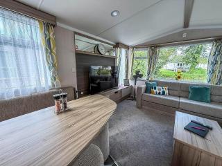 Cosy 8 Berth Caravan With Decking And Lake-Views At Weeley Bridge Ref 69001Lv - 4