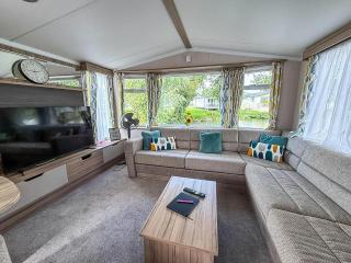 Cosy 8 Berth Caravan With Decking And Lake-Views At Weeley Bridge Ref 69001Lv - 2