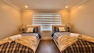 Luxury 4BR Retreat with Pool, Piano, Spa & Games - Mississauga - 8