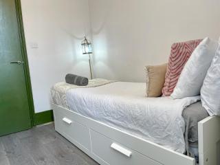 2-Bedroom Flat with Free Wifi near Shepherds Bush, O2 Shepherds Bush Empire, Westfield, White City - 1