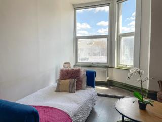 2-Bedroom Flat with Free Wifi near Shepherds Bush, O2 Shepherds Bush Empire, Westfield, White City - 7
