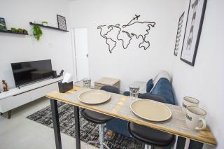 STUDIO - Rua da Passagem - 450m do Metrô Botafogo - Excelente Localização - Bares, Restaurantes e 2 Grandes Shoppings - Portaria 24h - Wi Fi - TV Claro e Streams - 6