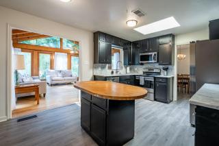Enjoy This Roomy Cabin Style 5BR With A Pool Table - 4