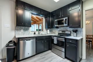 Enjoy This Roomy Cabin Style 5BR With A Pool Table - 2
