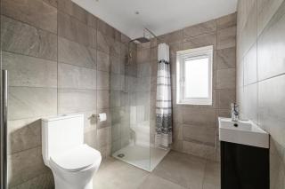 Luxurious Relaxing 5 Bed House for great comfort - 9