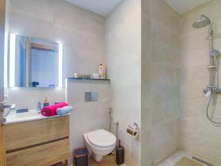 Cosy Central beach home with swimming pool - 2