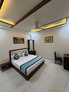 The Crown Hotel Agra near Taj Mahal & Restaurant - 8