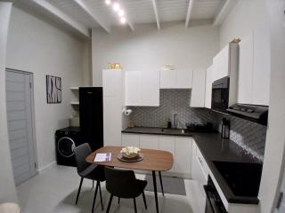 Atrium Apartments - Saffron Bloom - 2