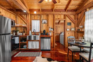 Saw Mill Cabin - Hot Tub & 10 Mins to Main St - 1