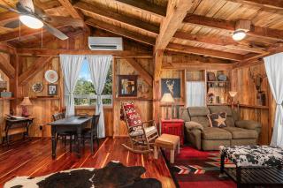 Texas Saw Mill Cabin - Hot Tub & 10 Mins to Main St - 0