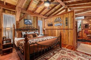 Texas Saw Mill Cabin - Hot Tub & 10 Mins to Main St - 9